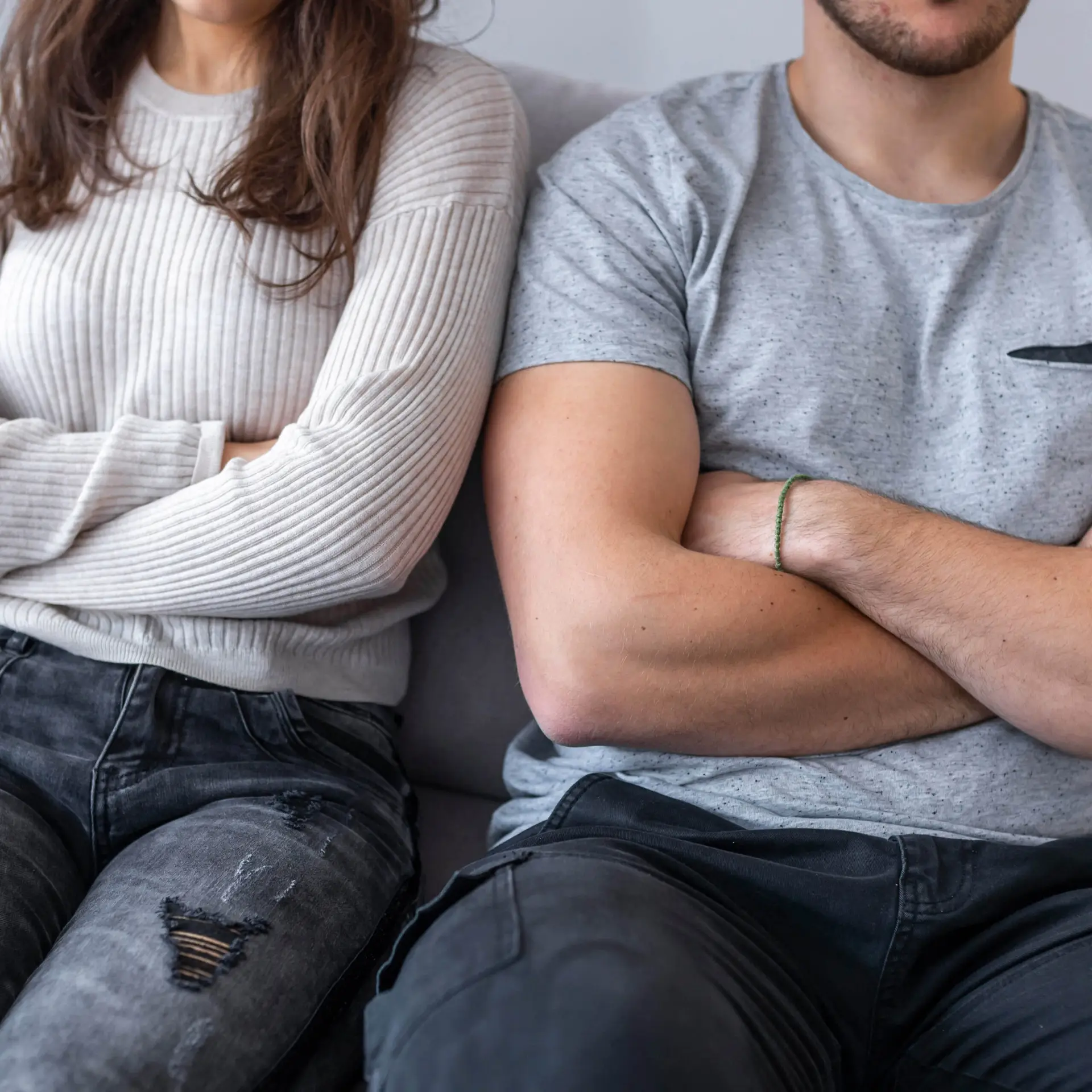 Die Kraft der Sprache 1 Junges Frustriertes Paar auf Sitzbank